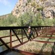 Cruzando el puente - Ali cruzando el ro Cabriel por el puente metlico