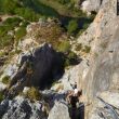 (L1) Menudas vistas - Ali escalando el primer largo. Al fondo unas preciosas vistas sobre el ro Cabriel.