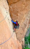 Escalada en Montanejos - Restauraci�n: Ram�n Cadal�s escalando en la fisura del primer largo de esta hermosa v�a. Hoy toca lavarle la cara, haciendo un buen trabajo de restauraci�n.