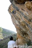 Eterno encadene: Merli a punto de llegar a la cadena de esta atlética y eterna vía. Escalada en Barranc de l\'Avern - Eterno encadene: Merli a punto de llegar a la cadena de esta atlética y eterna vía.