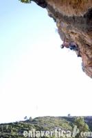 Vértigo: Mucho desplome pero también mucho canto es lo que tiene esta vía. Muy disfrutona. Pau acaba el día disfrutando como un enano. Escalada en Barranc de l\'Avern - Vértigo: Mucho desplome pero también mucho canto es lo que tiene esta vía. Muy disfrutona. Pau acaba el día disfrutando como un enano.