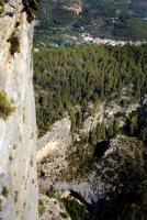 Escalada en Montanejos - �ltimas pinceladas: Ram�n Cadal�s cambiando unos parabolts en el �ltimo gran largo de El r�o que nos lleva 