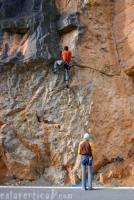 Escalada en Montanejos - Pie de v�a: Merli asegurando a Will desde la misma carretera en los primeros pasos de la v�a tras abandonar los escalones de la ferrata de acceso.