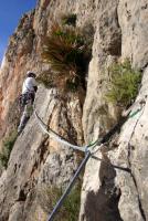 Travesía: Will en la travesía de salida del segundo largo. Se puede apreciar el estado de los seguros antes de su restauración. Viejos espits de dudoso aspecto que han sido sustituidos por parabolts. Escalada en Puig Campana, sector Central - Travesía: Will en la travesía de salida del segundo largo. Se puede apreciar el estado de los seguros antes de su restauración. Viejos espits de dudoso aspecto que han sido sustituidos por parabolts.