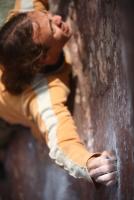 Escalada en Albarrac�n, sector Arrastradero - Apretando muelas: Xicotiu dejandose el alma en las regletas.