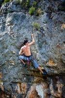 Escalada en Barranco Fondo, sector Balc�n - Que te pasas...: Merli, con eso de las prisas, se pas� la reuni�n de largo.
