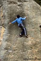 Escalada en Pe�a Rubia - Tirando de monodedo: Victor Naranjo, apretando de monodedo y haciendo equilibrios en busca del peque�o bidedo.