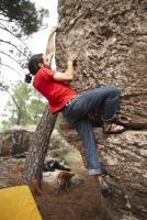 La que me espera...: Rafa, tras un pedazo de vuelo, cierra los ojos y vuelve a desafiar las alturas en este bloque de al menos 5 metros... por desgracia no lo consigue y se da otro vuelo guapo, guapo... Escalada en Albarracín - La que me espera...: Rafa, tras un pedazo de vuelo, cierra los ojos y vuelve a desafiar las alturas en este bloque de al menos 5 metros... por desgracia no lo consigue y se da otro vuelo guapo, guapo...