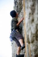 Apretando que no es poco: Merli aprentando para chapar un mosquetón de seguro... se ha quedado sin express al atentar contra el segundo largo de ALVAR EL VIKING (6a/6a+) 40 M en el sector Mestre de Melodies de Jérica. Escalada en Jérica - Apretando que no es poco: Merli aprentando para chapar un mosquetón de seguro... se ha quedado sin express al atentar contra el segundo largo de ALVAR EL VIKING (6a/6a+) 40 M en el sector Mestre de Melodies de Jérica.