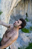 Estudiando el paso: Capitan estudiando el paso. Escalada en Cova de la Petxina - Estudiando el paso: Capitan estudiando el paso.