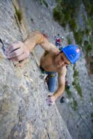 Esa regleta!!!: Carlos regleteando para no ser un Albaran volador Escalada en Cova de la Petxina - Esa regleta!!!: Carlos regleteando para no ser un Albaran volador