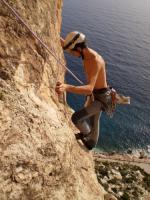 Escalada en Pe��n de Ifach - Llegando a reuni�n: Merli supernado las �ltimas dificultades de este peculiar largo, en la traves�a de llegada a la reuni�n.