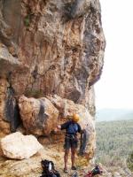 Escalada en Montanejos - Un descanso: Ram�n en la repisa del inicio del sexto largo... empieza lo bueno.