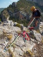 Escalada en Montanejos - La reuni�n: Ram�n Cadal�s rapelando desde la  reuni�n del s�ptimo y �ltimo largo para darle las �ltimas pinceladas a esta hemosa v�a.