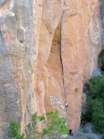 Escalada en Montanejos - Primera repetici�n: Primera repetici�n, frustrada, minutos despu�s de su equipamiento con parabolts.
Se me rompi� un canto y se me cerr� la mente. Una pena. Como su nombre indica, monstruosa. Me queda pendiente encadenarla.
Mi enhorabuena a Ram�n y Javi por el trabajo realizado.