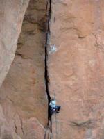 Escalada en Montanejos - Leyendo la fisura: Me detengo a observar lo que me depara la fisura antes de meterme en la secci�n m�s t�cnica.