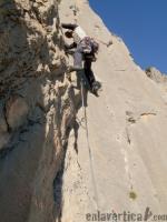 Empieza el bacalao: Pau al inicio del quinto y último largo de Diedros Mágicos. Escalada en Puig Campana - Empieza el bacalao: Pau al inicio del quinto y último largo de Diedros Mágicos.