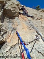 La clásica del Puig Campana: Pau atacando el tercer largo de esta clásica del Puig Campana. Este 5+ recore el final de la fisura para realizar una travesía a la derecha hasta llegar a la reunión que comparte con la vía Rompededos. Escalada en Puig Campana - La clásica del Puig Campana: Pau atacando el tercer largo de esta clásica del Puig Campana. Este 5+ recore el final de la fisura para realizar una travesía a la derecha hasta llegar a la reunión que comparte con la vía Rompededos.