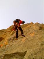 Descenso: Ya casi de noche, Lluïso rapelando por los descuelgues de la vía Rompededos. Escalada en Puig Campana - Descenso: Ya casi de noche, Lluïso rapelando por los descuelgues de la vía Rompededos.