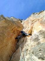 Merli fantaseando: Merli negociando el diedro fantasía, largo clave de la vía. Escalada en Puig Campana - Merli fantaseando: Merli negociando el diedro fantasía, largo clave de la vía.