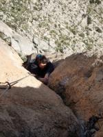 Escalada en Leiva - Sol y sombra: Wim, entre sol y sombra, disfrutando del precioso diedro del tercer largo; una l�stima que estuviera mojado.