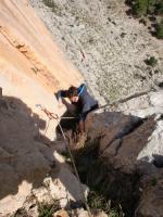 Escalada en Leiva - Llegando a reuni�n: Wim saliendo del diedro y llegando a la tercera reuni�n