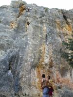 Escalada en Cova de la Petxina - Una m�s y nos vamos: Ignacio llegando a la reuni�n de este gran quinto