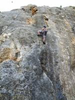 Escalada en Cova de la Petxina - Juan a tope: Juan disfrutando como un jabato con la roca de la Petxina