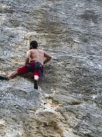 Escalada en Cova de la Petxina - Justito, justito: Para la �ltima v�a del d�a, las fuerzas viene justas en este viote muy disfrut�n.