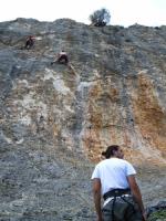 Escalada en Cova de la Petxina - gri, gri; gri, gri.: Juan, siempre atento, no quita ojo al escalador y coje la cuerda con seguridad ;-) Espero veros pronto... aqu� o en C�rdoba.