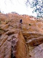 Escalada en Montanejos - Poca broma en Jijijaja: Jaime Arviza, en el primer largo de fisura desplomada, restaurando la v�a Jijijaja.