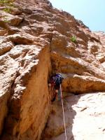 Escalada en Montanejos - Escalando Jijijaja: Jaime Arviza en el primer techo de la v�a Jijijaja.