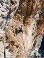 Merli en 7ª reu: Desplome del 8º largo de la vía Espacio Libre 6c/A2 310m. Escalada en Peñón de Ifach - Merli en 7ª reu: Desplome del 8º largo de la vía Espacio Libre 6c/A2 310m.