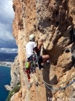 Estalactita: Característico paso de este viote... Espacio Libre 6c/A2 310m. Escalada en Peñón de Ifach - Estalactita: Característico paso de este viote... Espacio Libre 6c/A2 310m.
