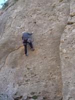 Andries, good job!: Andries supera el paso clave de la vía. Escalada en La Mola de Montesa, sector Tormo Gros, cara Norte - Andries, good job!: Andries supera el paso clave de la vía.