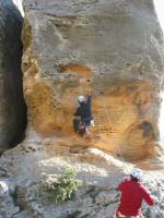 Escalada en La Mola de Montesa, sector Tormo Gros, cara Oeste - Go Honey ;): Tiny superando el desplomado inicio de la v�a, asegurada por Ruben.