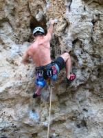 Saliendo con la Peña: Esta vía se caracteriza por tener una salida especialmente dura. Escalada en Peña María - Saliendo con la Peña: Esta vía se caracteriza por tener una salida especialmente dura.