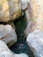 Escalada en Bu�ol Sierra de Malacara - Alternativa estival: La verdad es que en verano es dif�cil resistirse al agua... as� que m�s nadar y menos escalar. Lo mejor de la Jarra por estas fechas son sus pozas.