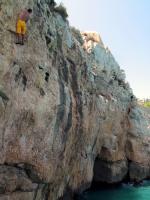 Y de aquí a agua: Desde una altura de... muchos metros. Guillem voló como los pájaros para nadar como los peces ;-) Escalada en Castillo de Peñíscola - Y de aquí a agua: Desde una altura de... muchos metros. Guillem voló como los pájaros para nadar como los peces ;-)