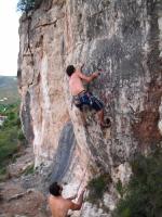 McKey el duro: Bimbi dándolo todo en esta hermosa pero dura vía de 6b... merece la pena Escalada en Corbera Bloc, sector AVANTPASATS DEL VENT I - McKey el duro: Bimbi dándolo todo en esta hermosa pero dura vía de 6b... merece la pena
