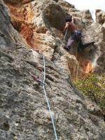 Luneando en Corbera: Carles peleando el paso clave de la vía. Escalada en Corbera Bloc, sector Fontanelles - Luneando en Corbera: Carles peleando el paso clave de la vía.