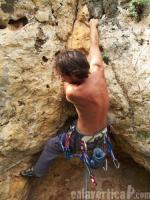 Bloque Bloque: Al más puro estilo bloquero... hay que subir unos 3 o 4 m. antes de poner el primer seguro. Escalada en Corbera Bloc, sector Fontanelles - Bloque Bloque: Al más puro estilo bloquero... hay que subir unos 3 o 4 m. antes de poner el primer seguro.