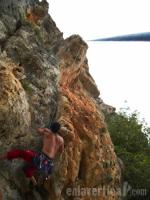 Ni pozandome: De momento esta vía me queda grande. No saco la salida ni con una escalera... Escalada en Corbera Bloc, sector Fontanelles - Ni pozandome: De momento esta vía me queda grande. No saco la salida ni con una escalera...