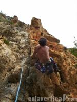 Aquí empieza todo: Es más difícil de lo que parece... doy fe. Escalada en Corbera Bloc, sector Fontanelles - Aquí empieza todo: Es más difícil de lo que parece... doy fe.