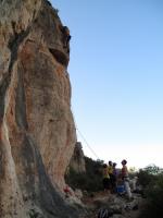 Escalada en Corbera: A trancas y barrancas, Solete llega al top de este viote de 6c Escalada en Corbera Bloc, sector AVANTPASATS DEL VENT I - Escalada en Corbera: A trancas y barrancas, Solete llega al top de este viote de 6c