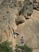 Ludo en la colmena: Ludo, con mucho estilo, al inicio de la vía. Escalada en La Mola de Montesa, sector Pared de la Mola - Ludo en la colmena: Ludo, con mucho estilo, al inicio de la vía.