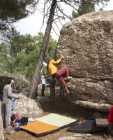 El Chanclas en Masia: Tras varios intentos, el Chancleta se saca este pedazo de bloque... no apto si temes volar... Lo harás. Escalada en Albarracín - El Chanclas en Masia: Tras varios intentos, el Chancleta se saca este pedazo de bloque... no apto si temes volar... Lo harás.