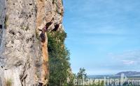 Merli y Cirano: Este explosivo 6c hace sudar sangre al nuevo luneante de esta semana.
Escalada en Corbera Bloc, sector Fontanelles - Merli y Cirano: Este explosivo 6c hace sudar sangre al nuevo luneante de esta semana.