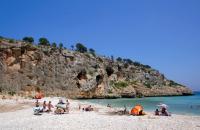 Cala Magraner: En esta tranquila cala, ajena aún al despropósito inmobiliario, se puede alternar la escalada con un baño en el mar. Escalada en Cala Magraner - Cala Magraner: En esta tranquila cala, ajena aún al despropósito inmobiliario, se puede alternar la escalada con un baño en el mar.