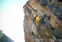 Desplome fisurado: A la sombra de la Visera, Merli le da el segundo pegue a la desplomada Eterna. Escalada en Barranc de l\'Avern - Desplome fisurado: A la sombra de la Visera, Merli le da el segundo pegue a la desplomada Eterna.